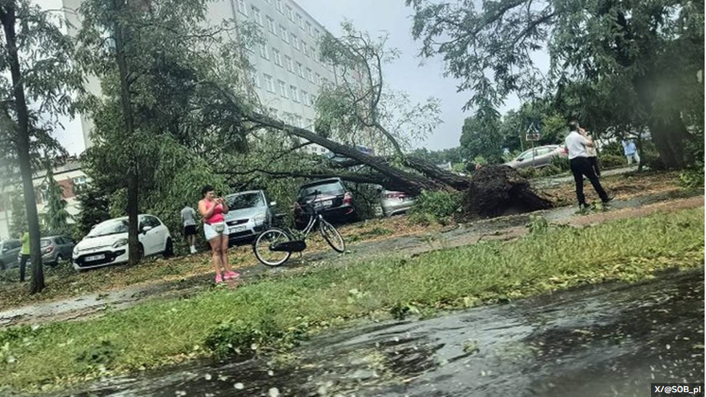 Gigantyczna nawałnica w Polsce. Miasto pod wodą, potworne zniszczenia ...