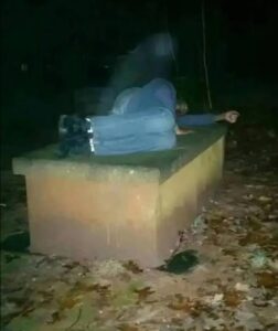 na grobie