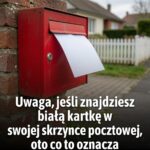 Biała kartka papieru wystająca ze skrzynki pocztowej: znak, na który należy zwrócić uwagę